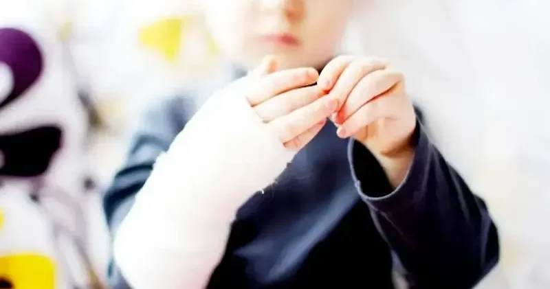 Uzmanından düşmeye bağlı oluşan hasarlara yönelik kritik uyarı: Çatlak da bir kırıktır Çocuklarda kırık ve çatlak nasıl iyileşir, nasıl tedavi edilir? Son Dakika Haberleri