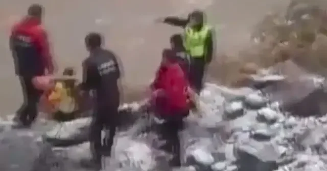 Madencileri taşıyan araç Zap Suyu na uçtu: Kurtarılma anları kamerada VİDEO İZLE