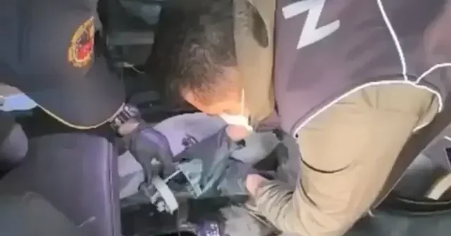 Polis görünce şaştı kaldı: Uyuşturucuyu kaçırabilmek için şişeleri birbirine bağlayıp yakıt deposuna zulalamışlar VİDEO İZLE