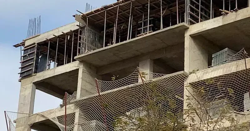 Elazığ da inşaattan düşen işçi öldü