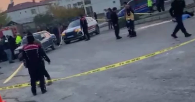 Traktörle çarpışan otomobil yayayı ezdi!