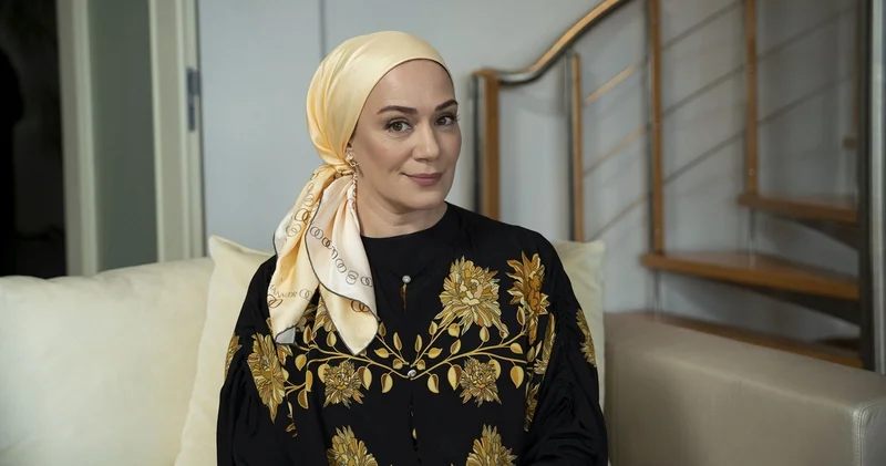 Kızılcık Şerbeti kadrosuna dahil olan oyuncular ve rolleri: Özge Borak, Zeynep Parla, Hakan Karahan, Seray Kara, Begüm Tosun ve Dilaray Yeşilyaprak