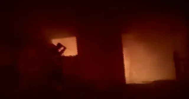 Balıkesir’de tavuk çiftliğinde yangın: Binlerce piliç telef oldu VİDEO İZLE