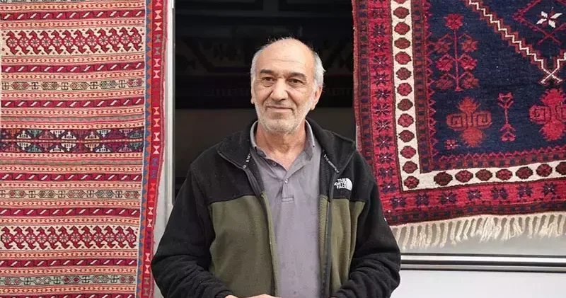 Sındırgı’da artçılar nedeniyle dükkanında çalışamayan halı ustası, işini karavana taşıdı