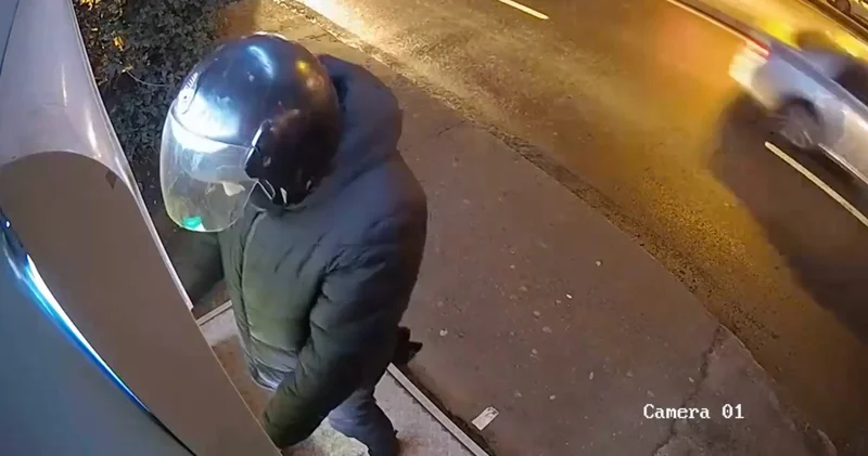 Kask taktı, tornavidayla ATM lere dadandı! Son dakika haberleri