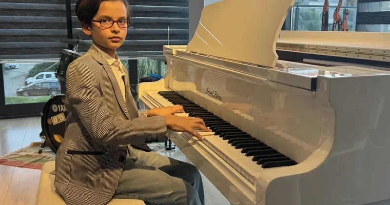 10 Yaşında Lise Mezunu Piyanist