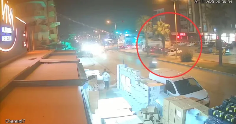 Adana da otomobilin, TIR a çarptığı kaza kamerada