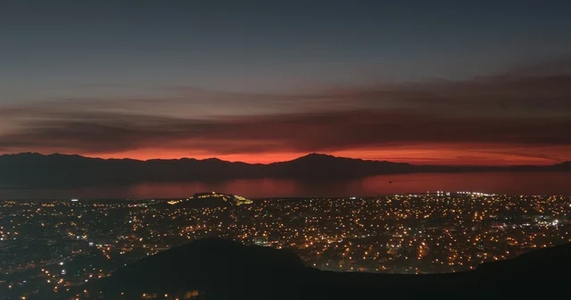 Van da büyüleyici günbatımı: Gökyüzü kızıla boyandı, kartpostallık manzaralar ortaya çıktı Van Haberleri