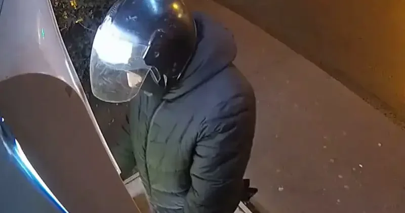 İstanbul da ATM lerden para çalan hırsız kamerada