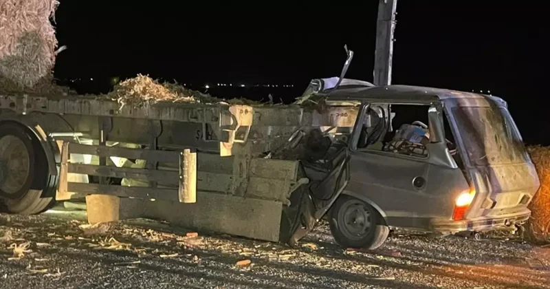 Karaman da otomobil tıra ok gibi saplandı: Karı koca hayatını kaybetti