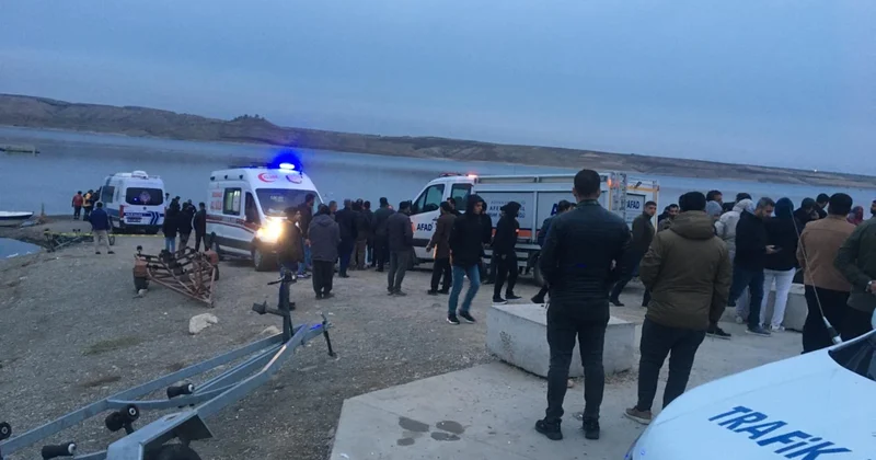 Gölde can pazarı: Alabora olan teknedeki 4 kişi kurtarıldı, 1 kişi aranıyor Sözcü Gazetesi