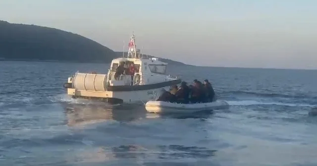 Aydın da 12 düzensiz göçmen ve 1 göçmen kaçakçısı yakalandı Aydın Haberleri