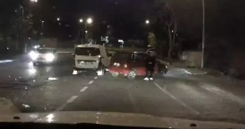 Pendik’te otomobile çarpan hafif ticari aracın sürücüsü kaçtı; kaza kamerada