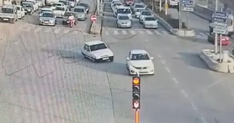 Drift atıp, polisten kaçan ehliyet sürücü, kaza yapınca yakalandı; o anlar kamerada