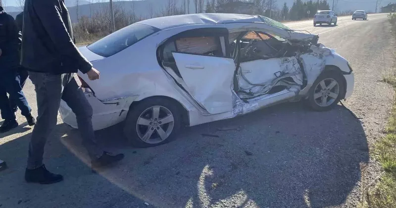 Otomobil ile traktör çarpıştı; 3 yaralı