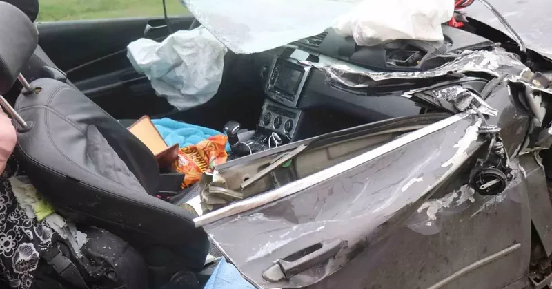 Tıra arkadan çarpan araç kağıt gibi ezildi