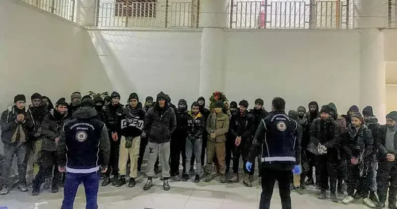 Demir yüklü TIR ın dorsesinden 37 kaçak göçmen çıktı