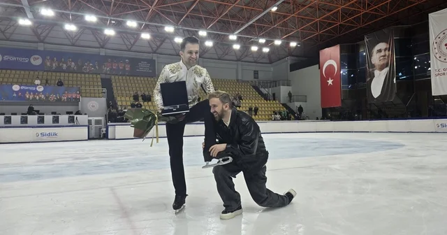 7 kez üst üste Türkiye şampiyonu olmuştu, bugün sporu bıraktı Burak Demirboğa: Başardıklarım için mutluyum Milli sporcu Burak Demirboğa: Geçmişe bakınca pişman olmayacağım Şampiyon patenci buza, alkışlar arasında veda etti Kocaeli Haberleri