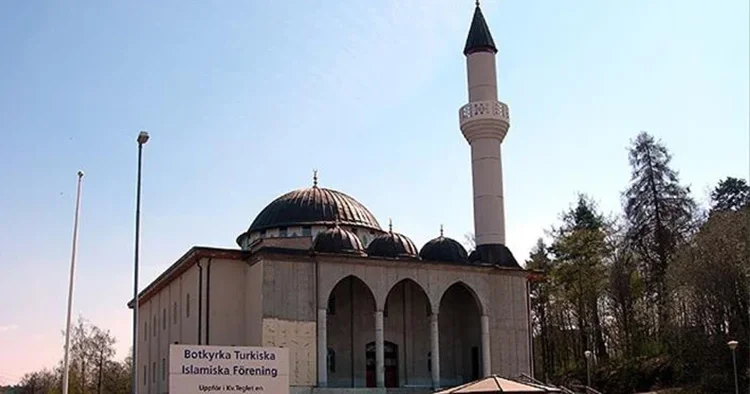 İsveç te camiye İslamofobik saldırı: Kur an ı Kerim hedef alındı