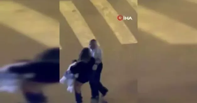 Taksi parası için iki kadın saç saça başbaşa kavga yaptı