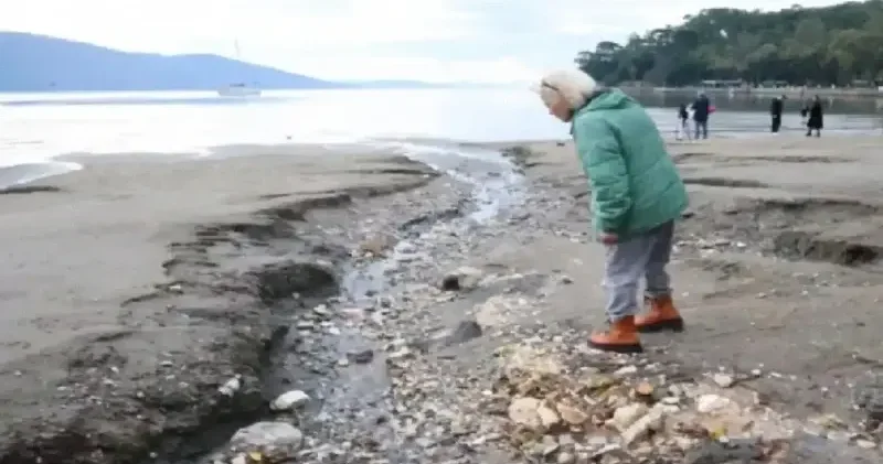 Yılın en kısa gününde deniz suyu çekildi sahilde yarıklar oluştu Gündem Haberleri