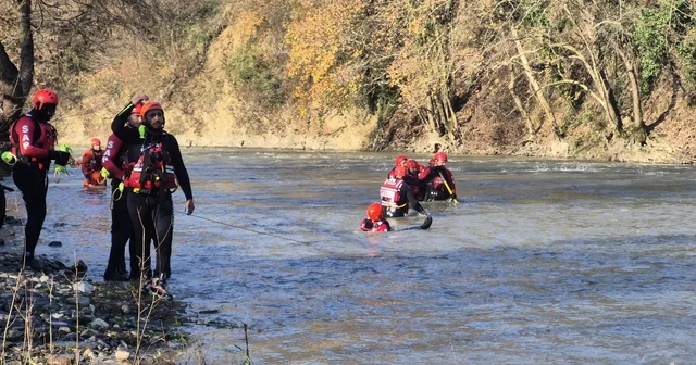 Melen de bu kez rafting heyecanı değil, hayat kurtarma mücadelesi yaşandı Melen Çayı nda kurtarma mesaisi Düzce Haberleri