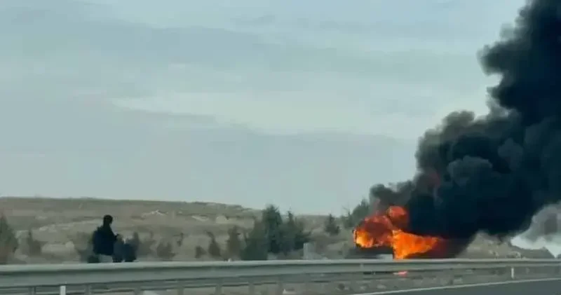 Seyir halindeki otobüste yangın çıktı, yolcular tahliye edildi