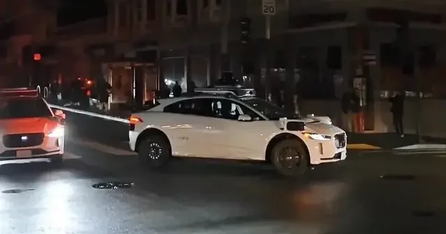 San Francisco da garip manzara: Şehirde elektrikler gidince sürücüsüz otonom araçlar da devre dışı kaldı VİDEO İZLE