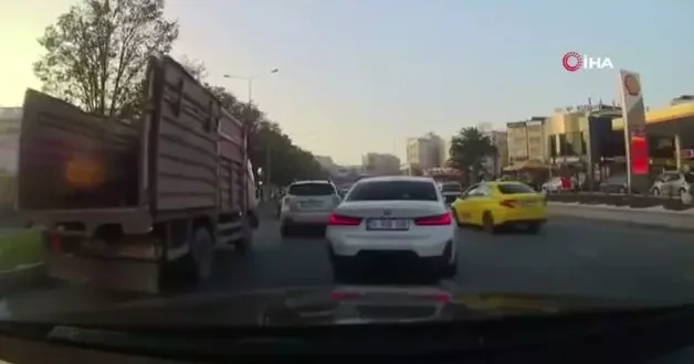Bakırköy de korna çalan sürücüyle kavga eden motosikletli kamerada
