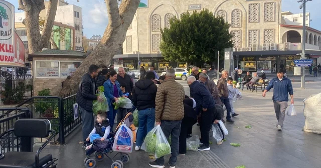 Antalyalı çiftçi ürünlerin çöpe dökülmesine tepki olarak 200 marulu ücretsiz dağıttı Antalya Haberleri