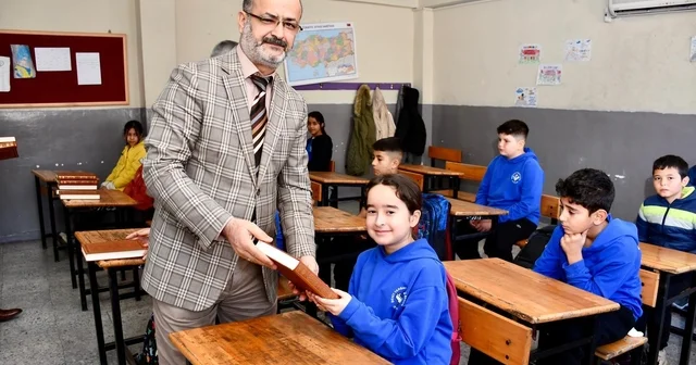 Öğrencilere Kur an ı Kerim hediye edildi Mersin Haberleri