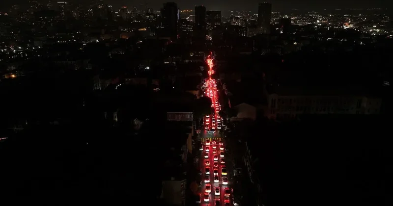800 bin nüfusluk dev şehir karanlığa gömüldü! Trafik ışıkları devre dışı kaldı Sözcü Gazetesi