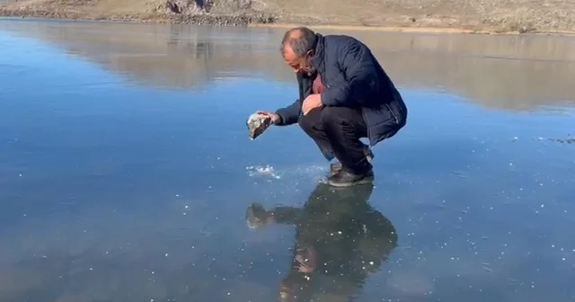 Buzun kalınlığını kontrol eden balıkçılar, Çıldır Gölü ne ağ atmaya hazırlanıyor Kars Haberleri