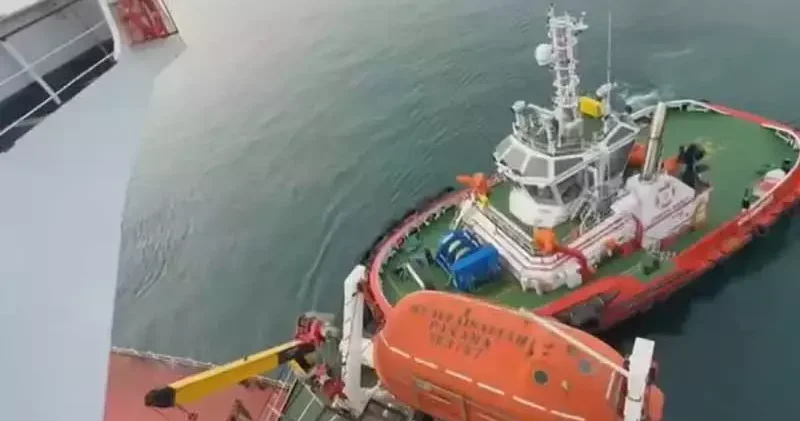 Fatih te karaya oturan yük gemisi kurtarıldı