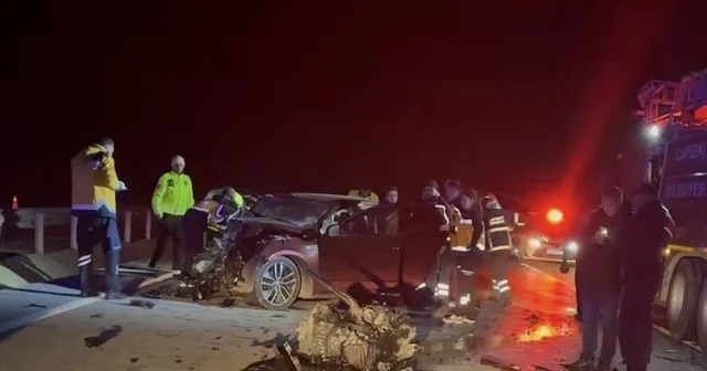 Çanakkale de 2 otomobil çarpıştı: 5 ölü, 1 yaralı Polisin dur ihtarına uymayan otomobil ters yöne girdi, karşıdan gelen otomobille çarpıştı Çanakkale Haberleri