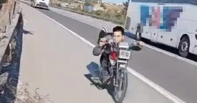Otoyolda motosikletini, üzerine yüzüstü yatarak kullanan sürücüye 63 bin TL ceza Hatay Haberleri