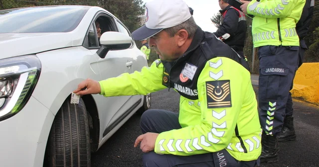 Kocaeli de jandarma ekiplerince zorunlu kış lastiği denetimi yapıldı Kocaeli Haberleri