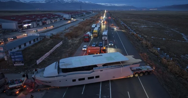 Erzurum da yat taşıyan TIR kara yolunu kilitledi Erzurum Haberleri