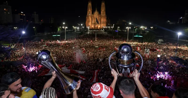 Arjantin de Jose Sosa ve Fernando Muslera bir haftada iki kupa kazandı