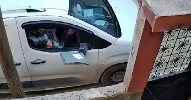 Adana da kuryeden temassız teslimat: Kargoyu aracından inmeden bahçeye fırlattı VİDEO İZLE