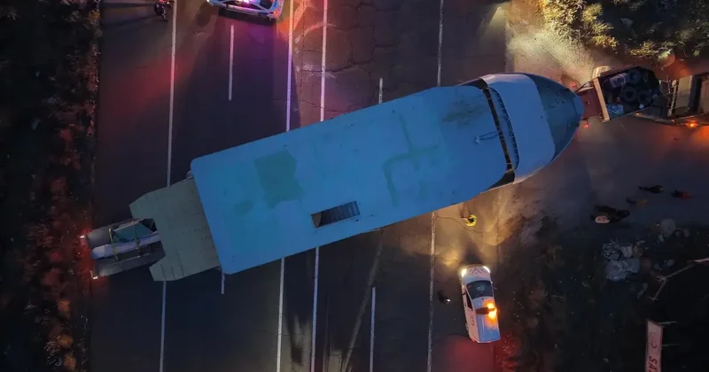 Erzurum da yat taşıyan TIR yolda kaldı, trafik felç oldu