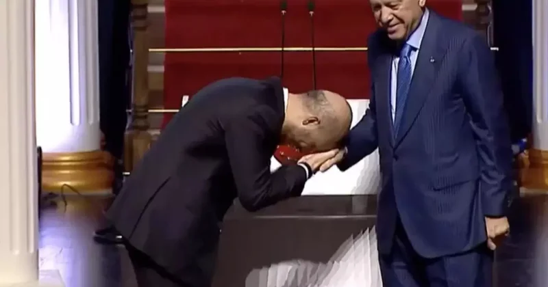 Ödül töreninde babasının elini öpen Bilal Erdoğan, o anları anlattı