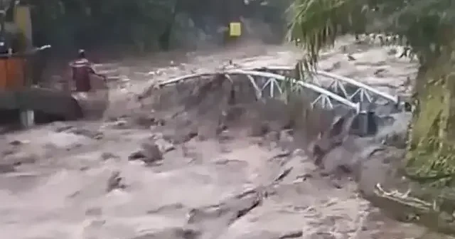 Endonezya da dev sel felaketi: Muson yağmurlarının bilançosu artmaya devam ediyor VİDEO İZLE