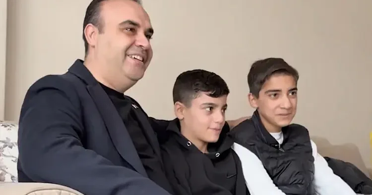 Bakan Kacır’dan milyonluk çantayı teslim eden gençleri ziyaret etti