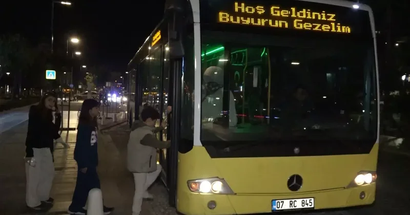 İETT otobüsü aldı, mahalleliyi peşine taktı! Akşam olunca ışıklar açılıyor, müzik başlıyor