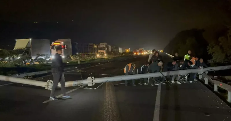 Aydın da tırın açık kalan dorsesi hız tespit sistemi direğine çarptı