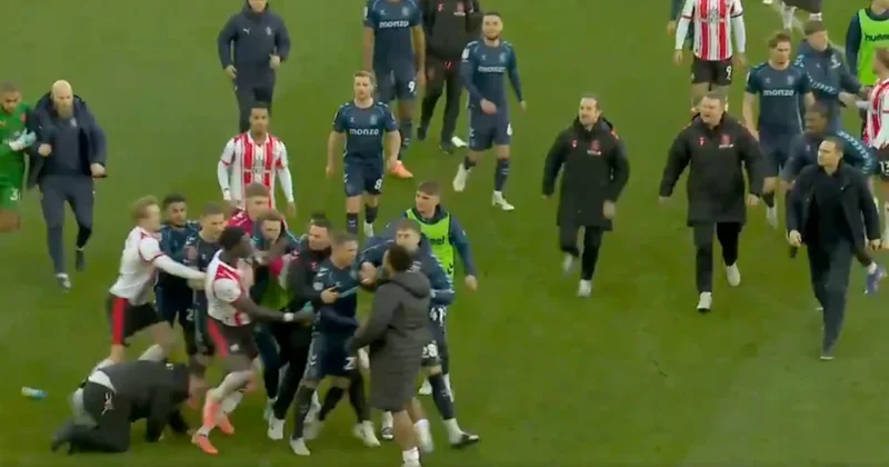 Maç bitti ortalık karıştı! Ünlü teknik adamı sahada kovaladılar Sözcü Gazetesi