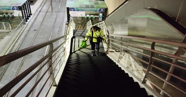 Kocaeli de üst geçitlerdeki buzlanmaya özel solüsyonla müdahale ediliyor Kocaeli Haberleri