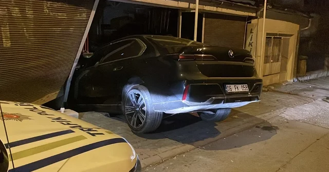 Sivas ta fren yerine gaza basan sürücü, markete girdi Sivas Haberleri