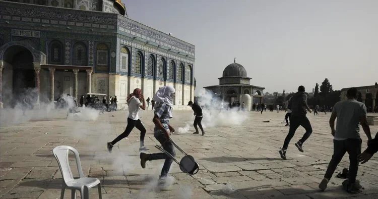 İsrailli işgalcilerden Mescid i Aksa ya baskın: Hanuka yı bahane ettiler